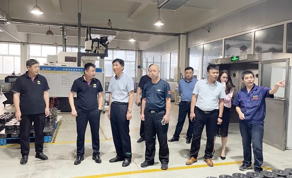 青島德州老鄉(xiāng)會宮兆東秘書長、禹城市在青流動黨員黨總支籌建負責人劉建民一行7人蒞臨公司參觀調(diào)研4.jpg 青島德州老鄉(xiāng)會宮兆東秘書長、禹城市在青流動黨員黨總支籌建負責人劉建民一行7人蒞臨公司參觀調(diào)研4.jpg